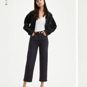 SOLD✨Levi’s rib cage straight. 27 length